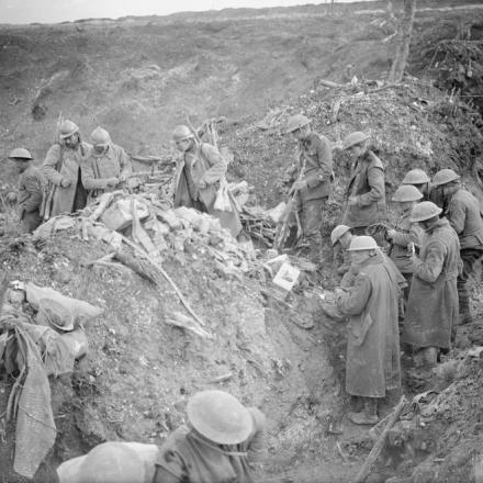 Soldati francesi e britannici recuperano fucili tedeschi - Fonte: © IWM (Q 4523)