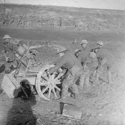 Le truppe britanniche in movimento con un obice trincea - Fonte: © IWM (Q 4570)