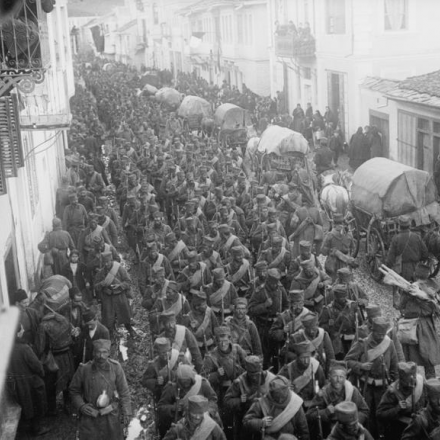 Monastrir, fanteria serba in marcia - Fonte: © IWM (Q 52337)