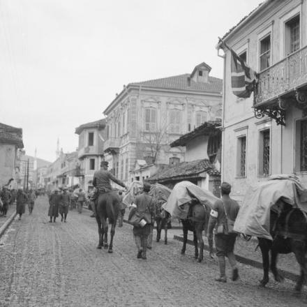 Trasporto di merci italiane a Monastir - Fonte: © IWM (Q 32547)