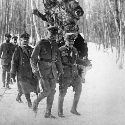 Il generale Erich von Falkenhayn parla con un ufficiale austro ungarico - Fonte: © IWM (Q 23870)
