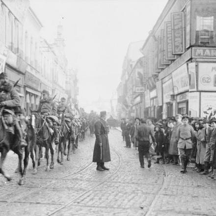 Le truppe austroungariche entrano a Bucarest, 6 dicembre 1916. © IWM Q 69958