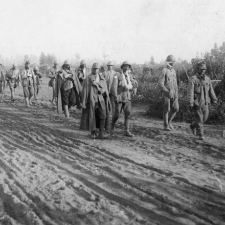 Soldati romeni feriti in movimento - Fonte: © IWM (Q 76798)