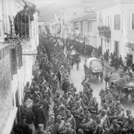Offensiva di Salonicco, truppe serbe marciano a Monastir - Fonte: © IWM (Q 52305)