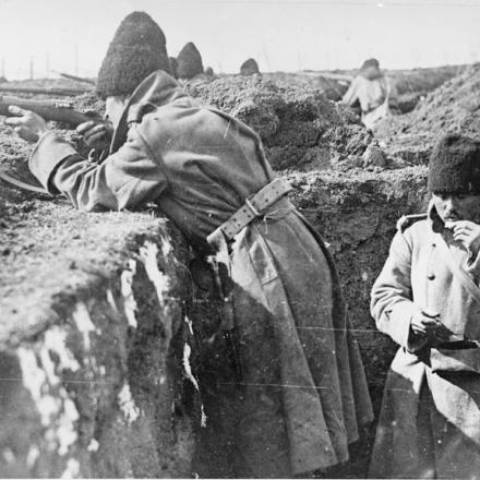 Truppe rumene in trincea - Fonte: © IWM (Q 50685) Truppe rumene in trincea - Fonte: © IWM (Q 50685)
