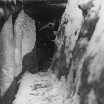 Soldato in vedetta a Cașin - Fonte: © IWM (Q 76161)