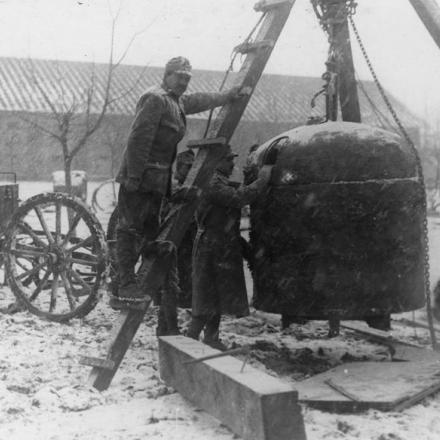 Sollevamento di un bunker vicino Focsani - Fonte: © IWM (Q 76096)