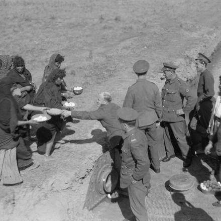 Soldati inglesi comprano delle uova durante il viaggio lungo il Tigri - Fonte: © IWM (Q 24588)