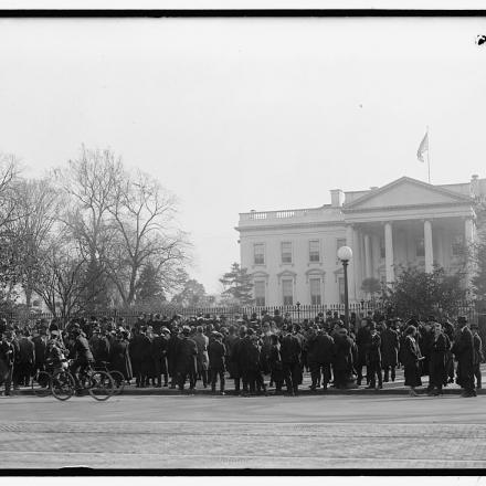 Folla davanti la Casa Bianca 1917 - Fonte: Library of Congress Digital Id hec 11502
