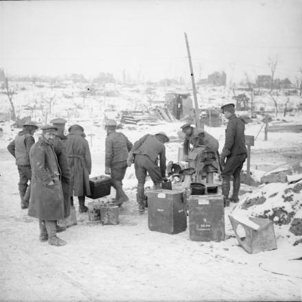 Soldati britannici riempiono barattoli e taniche in un punto di abbeveraggio nella neve a Combles, 3 febbraio 1917. © IWM Q 6388