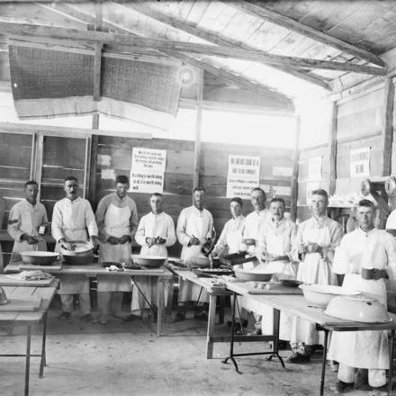 Studenti nella cucina militare ad Alessandria, Egitto 1917 - Fonte: © IWM (Q 108148)