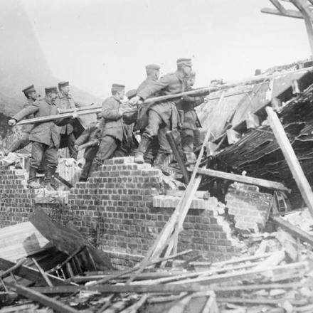 Soldati tedeschi impegnati lungo la linea di Hindenburg - Fonte: © IWM (Q 24055)