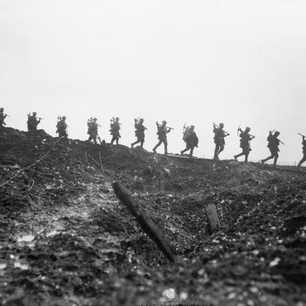 Manchester Regiment in marcia verso le trincee di Serre - Fonte: © IWM (Q 1789) 