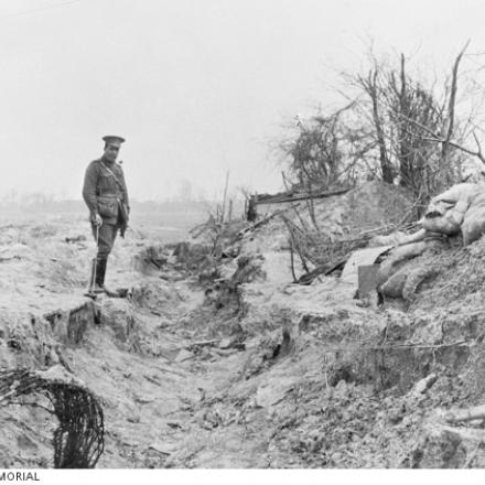 Un soldato nei pressi di Gueudecourt - Fonte: Australian War Memorial 