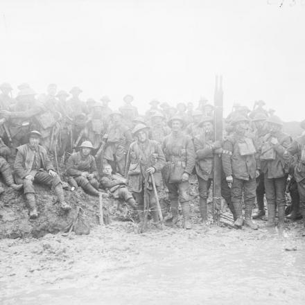 Soldati del Secondo Battaglione del Manchester Regiment nei pressi di Serre - Fonte: © IWM (Q 1794)