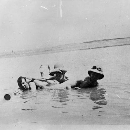 Soldati britannici fanno un bagno nel fiume Tigri - Fonte: © IWM (Q 25257)