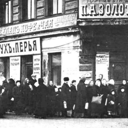 Pietrogrado, file per il cibo, 1917 