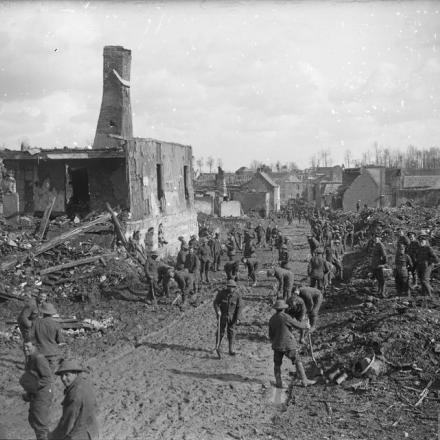Le truppe britanniche riparano una strada tra le rovine di Bucquoy, 23 marzo 1917. © IWM Q 5809