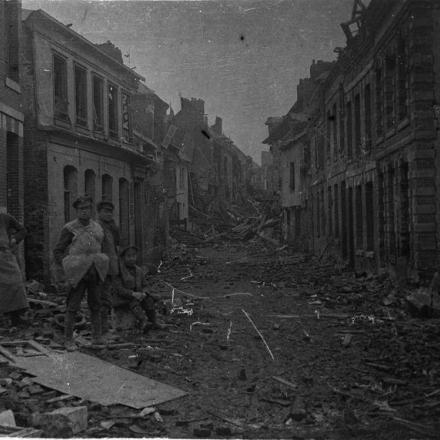 Truppe inglesi tra le rovine di Peronne. Fonte: IWM