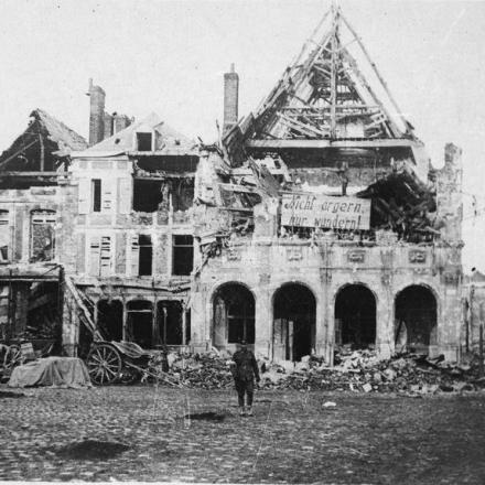 Truppe inglesi davanti alle rovine della Town Hall di Peronne. Fonte: IWM