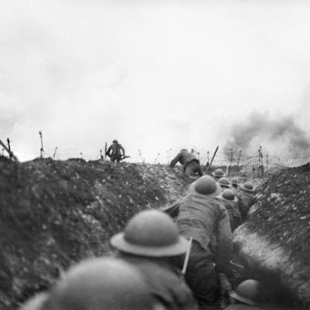 Ufficiale del 10 ° Battaglione,  (fucilieri scozzesi del Camerun)  guida le truppe in trincea. Fonte: IWM