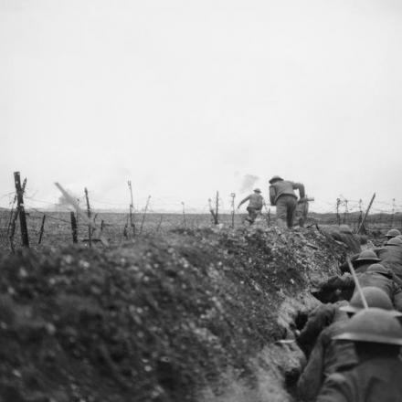 Ufficiale del 10 ° Battaglione,  (fucilieri scozzesi del Camerun)  guida le truppe in trincea. Fonte: IWM