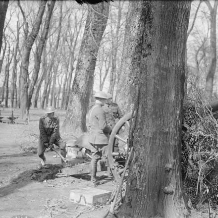 Obice da 4,5 pollici del Royal Field Artillery alla periferia di Arras, il 2 aprile 1917 © IWM (Q 5812)