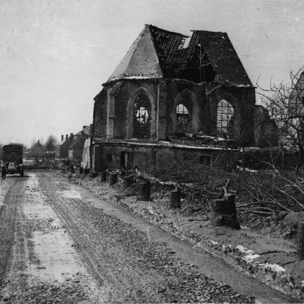Alberi sul lato della strada di Amy, abbattuti dai tedeschi in ritirata, 5 aprile 1917. Fonte:Australian War Memorial 