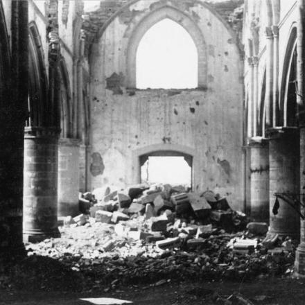 La seconda battaglia dell'Aisne. La navata bombardata della chiesa in un'abbazia vicino a St. Quentin, aprile 1917 © IWM (Q 87823)
