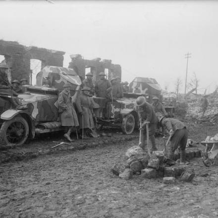 Carri armati Rolls-Royce dell'esercito britannico mimetizzati. © IWM (Q 3878)