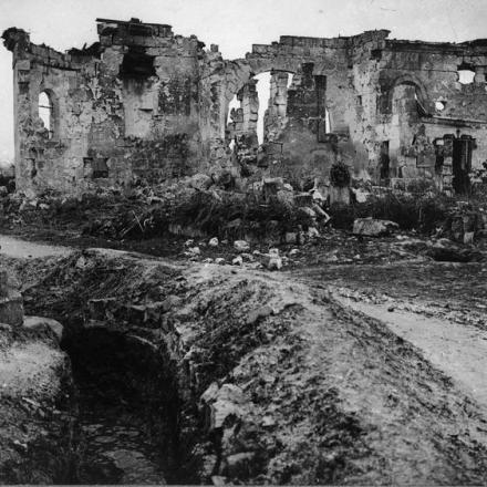 Le rovine di una chiesa a Bailly, 7 Aprile 1917.© IWM (Q 78877)