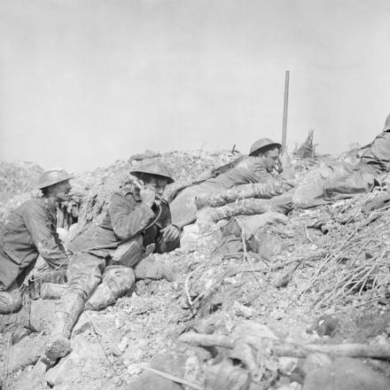 Ufficiali della 12 divisione, artiglieria reale che osservano il fuoco durante il bombardamento preliminare per l'offensiva di Arras a Cuthbert Crater (2 miglia e mezzo a nord-est di Arras e a 1 miglio a nord di Blangy.)l'8 aprile 1917. Telefonisti di campo dei Royal Engineers trasmettono i risultati.  © IWM (Q 5095)