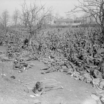 Truppe del 10 ° Battaglione, Royal Fusiliers a Wagonlieu, 8 aprile 1917.© IWM (Q 5110)