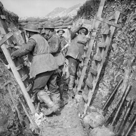 Soldatii dei Royal Engineers fissano le scale di scala in trincea in prima linea l'8 aprile 1917, il giorno prima dell'apertura dell'offensiva di Arras.© IWM (Q 6229)