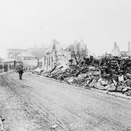 Un cavalleggero francese tra le rovine di Chauny, l'8 aprile 1917.© IWM (Q 63689)