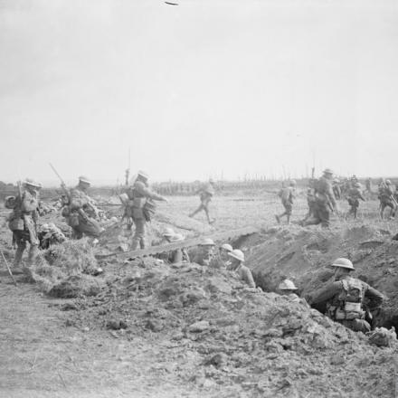 La fanteria britannica si prepara a avanzare dalle trincee durante il giorno di apertura della battaglia di Arras, il 9 aprile 1917. © IWM (Q 5118) 