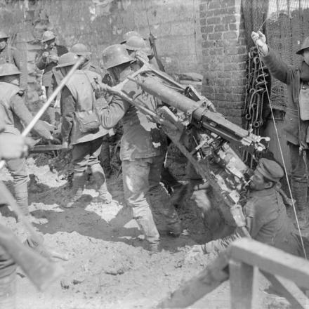 I mitraglieri tedeschi catturati trasportano le loro munizioni, il 9 aprile 1917. © IWM (Q 5123)