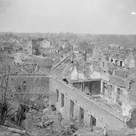   123/5000 Le rovine di Feuchy dopo la sua cattura dalla nona divisione (scozzese) nel giorno di apertura della battaglia di Arras, il 9 aprile 1917.© IWM (Q 5200)