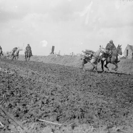 Battaglia di Scarpe. La cavalleria britannica avanza sul terreno appena conquistato vicino a Tilloy, il 10 aprile 1917.  © IWM (Q 1987)