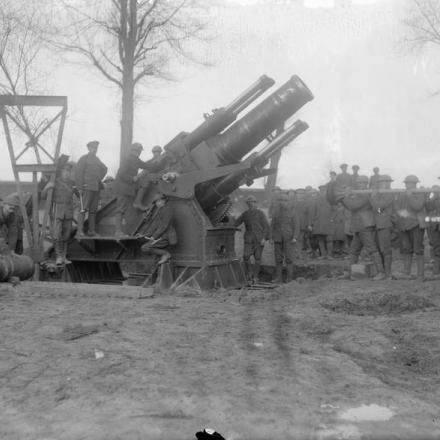 Un obice da 15 pollici della Royal Garrison Artillery è pronto per sparare da una posizione vicino a Dainville, il 10 aprile 1917. © IWM (Q 1990)