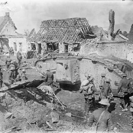 La battaglia di Scarpe. Il carro armato "Iron Duke" si muove attraverso Arras mentre si reca al fronte, il 10 aprile 1917.© IWM (Q 6418)