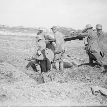 Prigionieri tedeschi che portano feriti dal campo di battaglia, il 10 aprile 1917. © IWM (Q 5126)