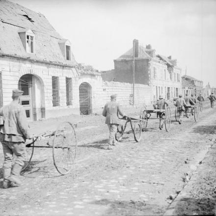Prigionieri tedeschi che trasportano barelle ad Arras, il 10 aprile 1917. © IWM (Q 5138)