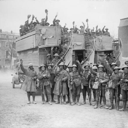 Prima battaglia di Scarpe. Allegre truppe britanniche che si imbarcano sugli omnibus di Londra ad Arras al loro ritorno dalla cattura di Monchy-le-Preux , l'11 aprile 1917. © IWM (Q 6228)