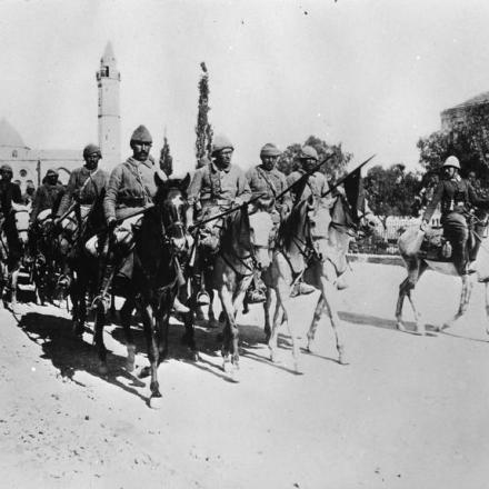 Cavalleria turca in marcia da Bir-es-Saba al fronte, aprile 1917. © IWM (Q 72744)
