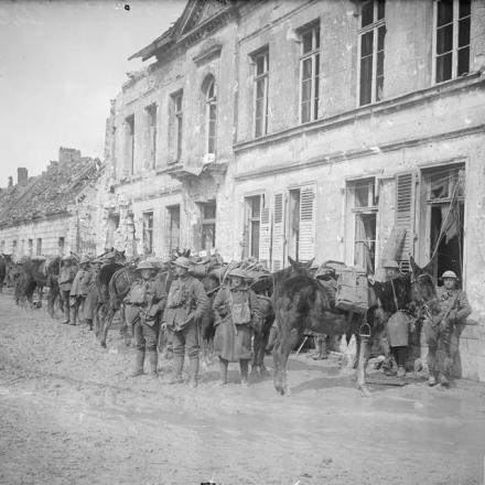 La battaglia di Scarpe. In attesa di salire a Arras il 12 aprile 1917.© IWM (Q 6192)