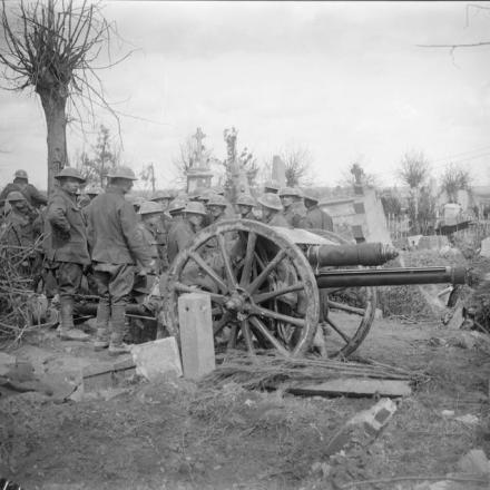 Battaglia di Scarpe. Artiglieri della Royal Field Artillery nel cimitero di Arras, il 12 aprile 1917.© IWM (Q 6205)