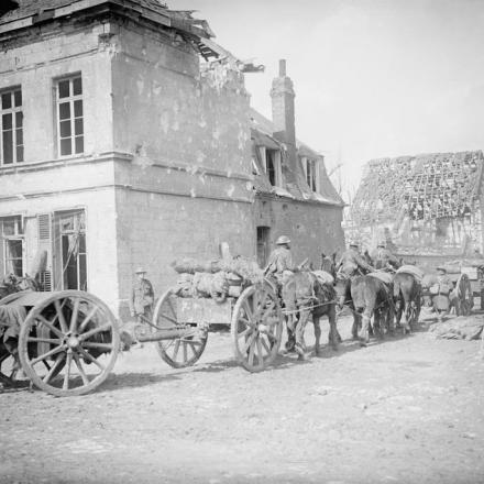 Colonna d'artiglieria che avanza attraverso Arras, il 12 aprile 1917.© IWM (Q 5793) 