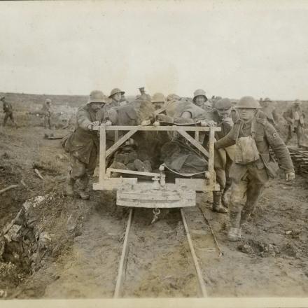 Vimy Ridge, trasporto feriti Prigionieri di guerra a Vimy Ridge Fonte Canadian War Museum
