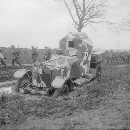 Truppe britanniche che passano accanto a un'auto blindata Rolls-Royce sulla strada Arras-Tilloy.© IWM (Q 3876)